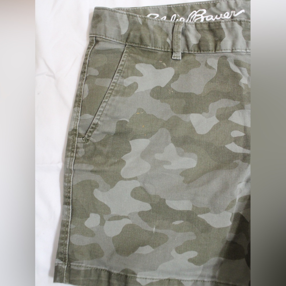 Eddie Bauer Women’s Legendwash Stretch Slightly Curvy Camo Shorts Size 6 - Picture 2 of 5